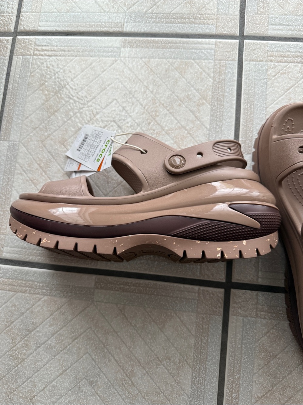 CROCS Woman’s beige size 10 W Sandel - Picture 12 of 12